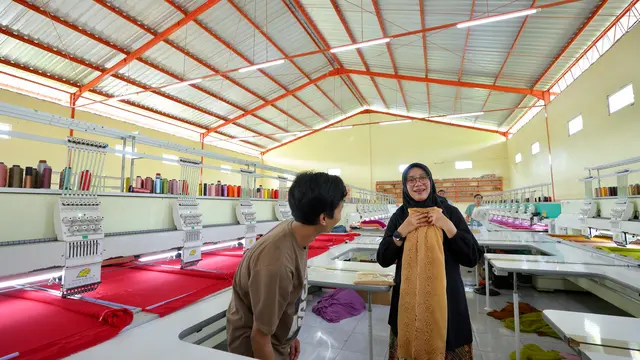 Bupati Banyuwangi Ipuk Fiestiandani (baju Hitam) kunjungi sejumlah Pelaku UMKM di Banyuwangi (Istimewa)