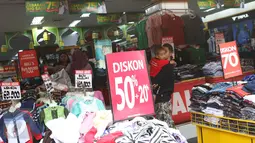 Banjir diskon menyambut Lebaran mulai digelar, salah satunya di Pusat Perbelanjaan Pasar Baru, Jakarta, Selasa (21/6). Diskon yang berkisar antara 50-70% ini secara otomatis mampu menarik banyak konsumen. (Liputan6.com/Immanuel Antonius)