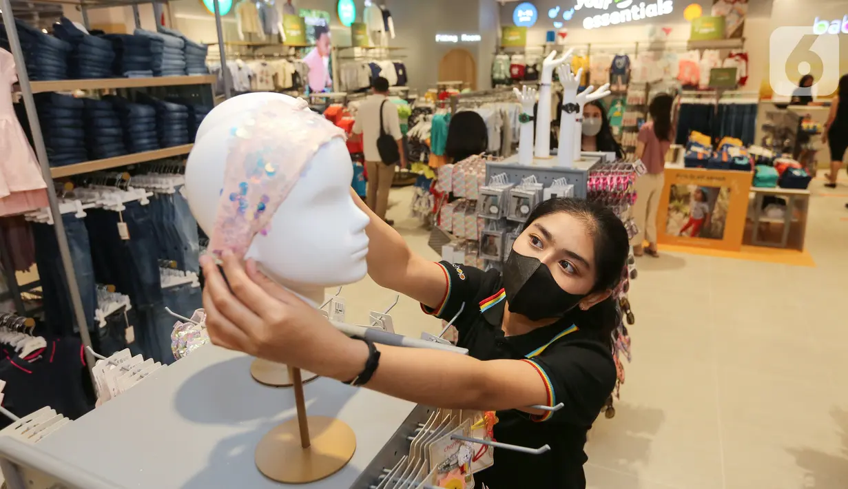 Pramuniaga merapikan bando anak di Babyshop Lippo Mall Puri, Jakarta, Jumat (30/04/2021). Babyshop membuka gerai ke-4 dengan bermacam produk seperti koleksi fashion, perlengkapan nursery, mainan, peralatan makan & minum, sampai perlengkapan perjalanan. (Liputan6.com/Fery Pradolo)