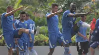 Makan Konate terlihat riang saat latihan ringan di hotel Minggu (18/10/2015) pagi WIB. (Bola.com/Vitalis Yogi Trisna)