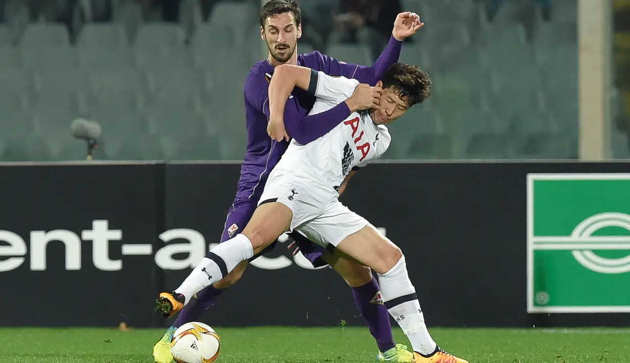 Pemain Tottenham Hotspur, Heng Min Son, berebut bola dengan pemain Fiorentina, Davide Astori, dalam leg pertama babak 32 besar Liga Europa di Stadion Artemio Franchi, Italia, Jumat (19/2/2016) dini hari WIB. (AFP/Andreas Solaro)