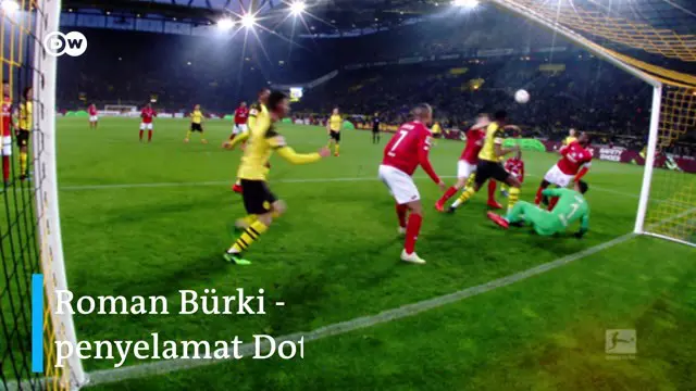 Berita video kiper Roman Burki menjadi pahlawan Borussia Dortmund pekan ini di Bundesliga 2018-2019 saat menghadapi Mainz 05, Sabtu (13/4/2019).