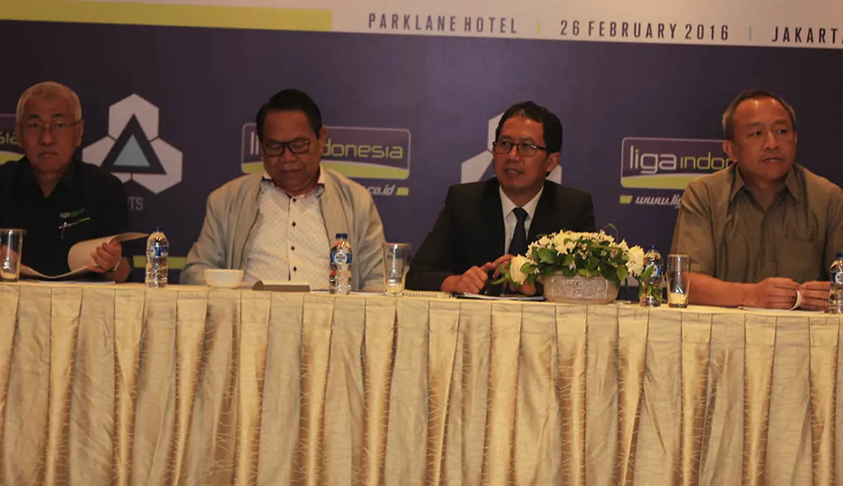 Joko Driyono (kedua kanan) bersama rekan-rekannya memimpin pertemuan dengan klub-klub ISL dan Divisi Utama. (Bola.com/Vitalis Yogi Trisna) 