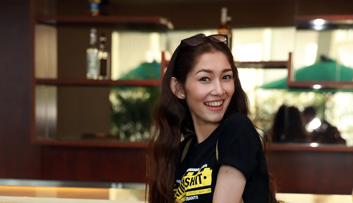 Devina pun merasa bersyukur mendapat banyak bantuan dari sang sutradara dan para pemain di film ini. “Aku enggak bayangkan ternyata akting itu susah," aku Devina. (Deki Prayoga/Bintang.com)