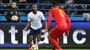 Aksi Raheem Sterling mencoba melewati pemain Montenegro pada laga kedua Kualifikasi Piala Eropa 2020 yang berlangsung di Stadion Pod Goricom, Podgrica, Selasa (26/3). Timnas Inggris menang 5-1 atas Montenegro. (AFP/Andrej Isakovic)