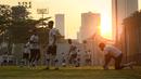 Pemain Timnas Indonesia U-22 saat melakukan pemusatan latihan untuk SEA Games 2023 di Lapangan B Kompleks Stadion Gelora Bung Karno (SUGBK), Senayan, Jakarta, Sabtu (11/03/2023). Sebanyak 17 nama pemain baru bergabung untuk menjalani pemusatan latihan gelombang kedua ini yang berlangsung dari 9-16 Maret 2023. (Bola.com/Bagaskara Lazuardi)