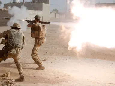 Pasukan Khusus Irak melepaskan roket ke arah pasukan ISIS di selatan Mosul, Irak, Sabtu (29/10). Pasukan Khusus Irak terus menggempur ISIS yang menguasai kota Mosul. (REUTERS)