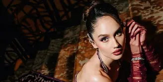 Gaun rancangan @jessiegunawanstudio yang dikenakan Cinta benar-benar menjadi pusat perhatian. [@bengurion.works].