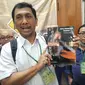Kuasa hukum terdakwa Moch Subechi Azal Tsani (MSAT) alias Bechi, Gede Pasek Suardika atau akrab disapa GPS, menunjunkkan nota pledoi kliennya di PN Surabaya. (Dian Kurniawan/Liputan6.com)