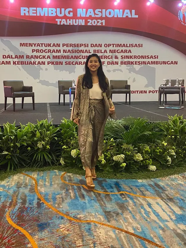 7 Gaya Olivia Zalianty Pakai Batik, Dasternya Curi Perhatian