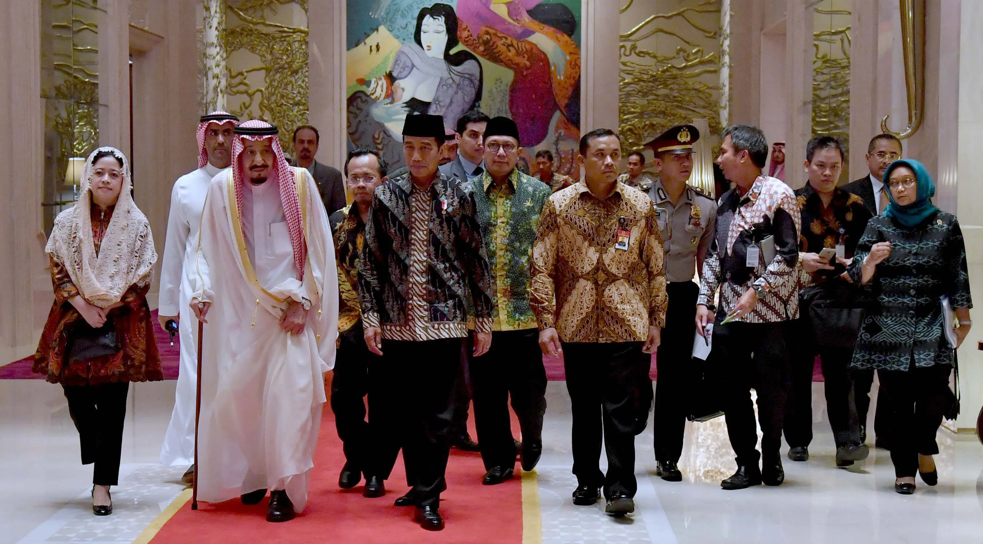 Presiden Jokowi dan Raja Salman saat tiba di ruang pertemuan Hotel Raffles, Kuningan, Jakarta, Jumat (3/3). Raja Salman ditemani Jokowi akan berdialog dengan tokoh lintas agama di Indonesia). (Biro Pers Setpres/Laily Rachev)