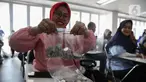 Warga menunggu antrean untuk menukarkan uang logam saat Festival Rupiah Berdaulat Indonesia (FERBI) 2024 di Istora, Kompleks Gelora Bung Karno, Senayan Jakarta, Minggu (18/8/2024). (Liputan6.com/Angga Yuniar)