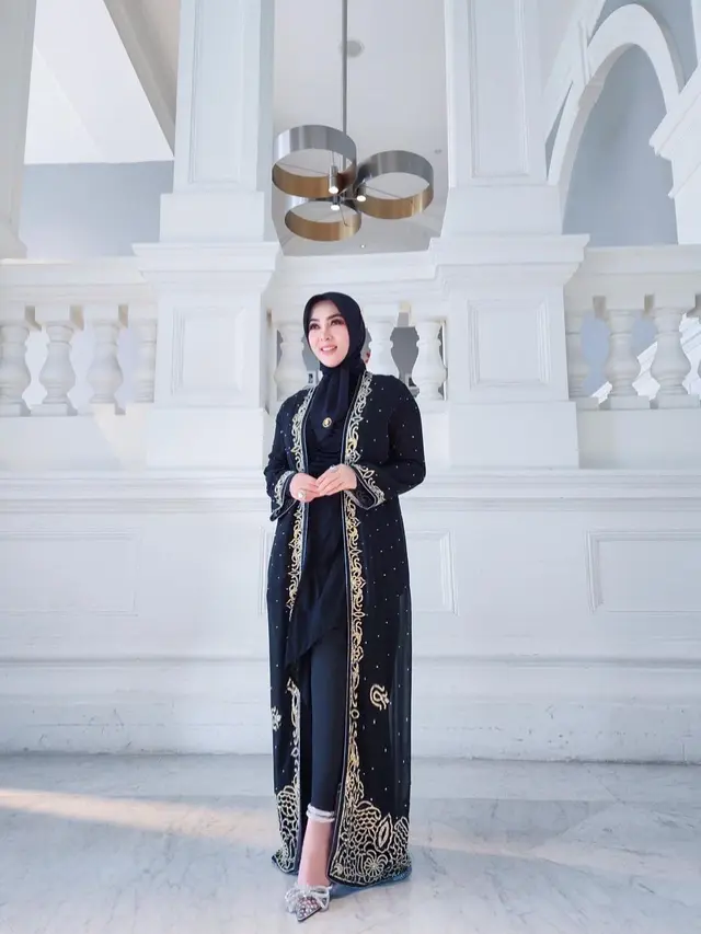 6 Pilihan Busana Muslim untuk Tampil Bergaya Rayakan Idul Adha dari Ratu Rania hingga Syahrini