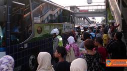 Citizen6, Jakarta: Angkutan umum di Jakarta belum juga berbenah. Banyak calon penumpang yang tidak kebagian bus dan angkutan menuju kawasan timur Jakarta pada, Sabtu (2/7). Bus-bus sudah nampak penuh sesak dengan penumpang saat akan naik. (Pengirim: Akhid