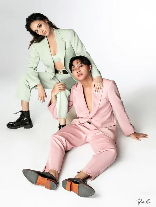 “Bukan ditolak sebenarnya, tapi karena jadwalnya dia yang padat. Tapi akhirnya untuk projekan ini dia mau dan itu jadi sebuah penantian yang sangat panjang," tambahnya. (Instagram/rizkyfbian)