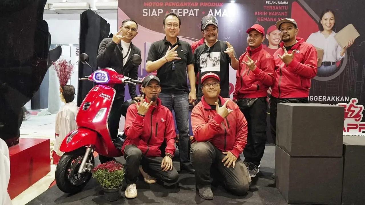 PDI Perjuangan (PDIP) memamerkan motor pengantar produk pasar gotong royong (PGR) di Rakernas IV PDIP.