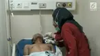 Dua orang pedagang mainan di Tangerang berduel hingga salah satunya terluka para. Perkelahian dipicu karena balon pecah.