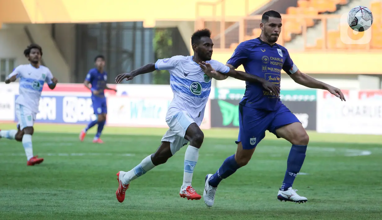 Penyerang Persela Lamongan, Ibrahim Musa Kosepa (kiri) beradu dengan Bek PSIS Semarang, Wallace Costa Alves dalam laga pekan pertama BRI Liga 1 2021/2022 di Stadion Wibawa Mukti, Sabtu (4/9/2021). PSIS menang dramatis 1-0 atas Persela berkat gol di menit akhir. (Bola.com/Bagaskara Lazuardi)