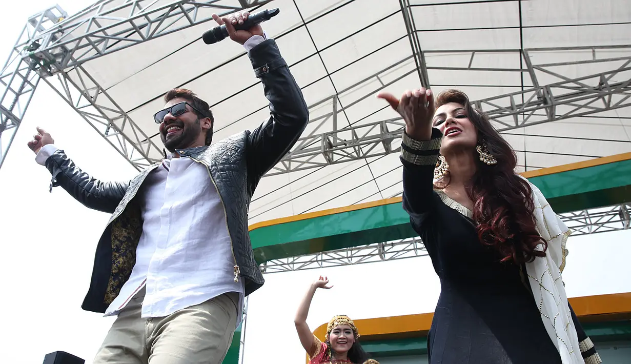 Selama beberapa hari pemeran serial Lonceng Cinta asal India menemui penggemarnya di Indonesia. Mereka menghibur para penggemarnya dengan beragam aksi seru yang dilakukan dibeberapa tempat. (Bambang E. Ros/Bintang.com)