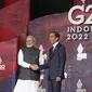 Perdana Menteri India Narendra Modi menyapa Presiden Indonesia Joko Widodo atau Jokowi yang menyambutnya pada hari pertama Konferensi Tingkat Tinggi (KTT) G20 di Nusa Dua, Bali, Selasa (15/11/2022) pagi.  Setidaknya total 17 kepala negara G20 akan menghadiri KTT dua hari ini. (Kevin Lamarque/Pool via AP)