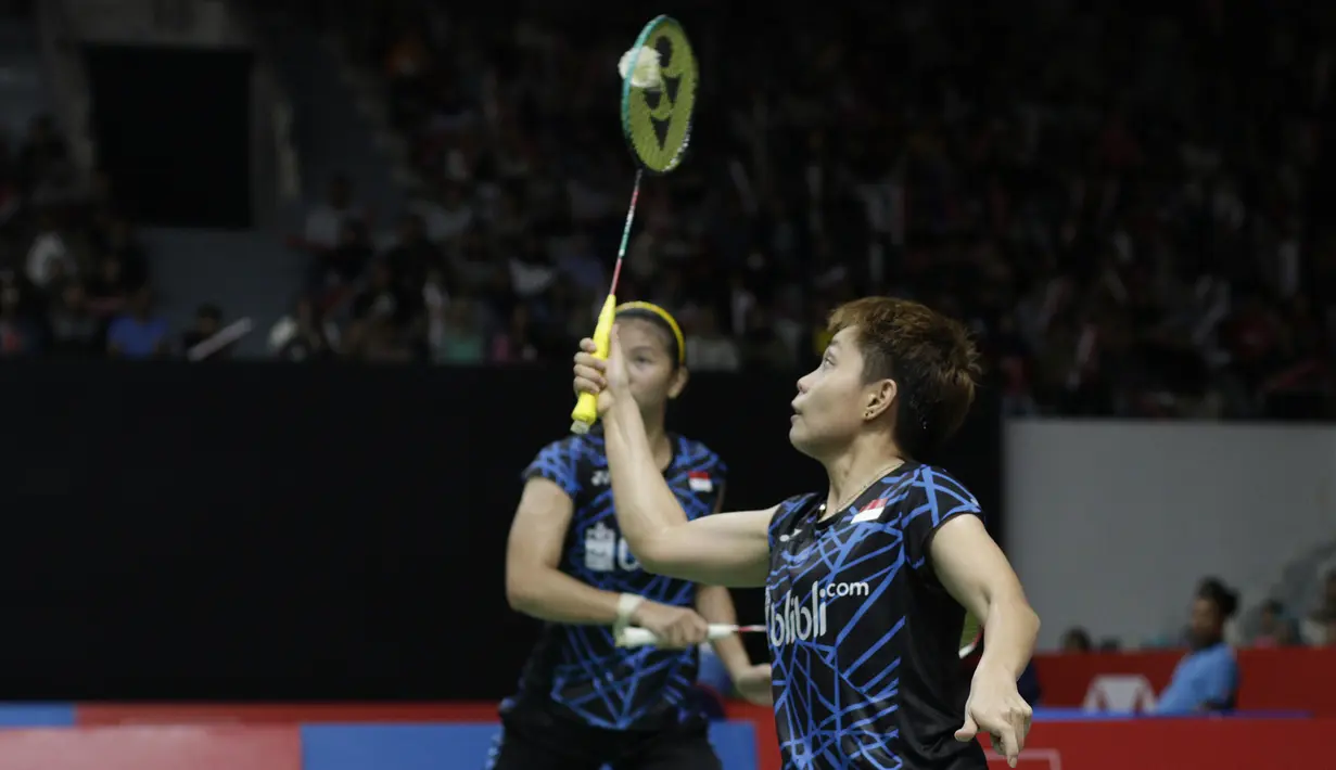 Pebulutangkis Indonesia, Greysia Polii / Apriyani Rahayu, mengembalikan kok saat melawan pasangan Bulgaria pada Indonesia Masters 2019 di Istora Senayan, Jakarta, Rabu (23/1). Greysia / Apriyani lolos ke babak kedua. (Bola.com/M. Iqbal Ichsan)