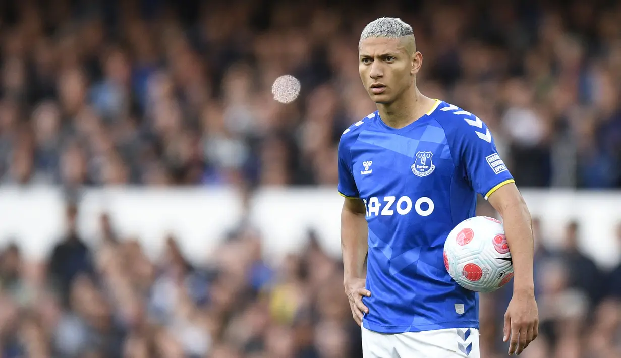 <p>Richarlison menjadi transfer termahal pada pekan pertama bursa transfer musim panas 2022. Sang pemain diboyong oleh Tottenham Hotspur dengan harga 58 juta euro. Ia akan menjadi pelengkap lini serang The Lillywhites bersama Harry Kane dan Son Heung-min. (AFP/Oli Scarff)</p>