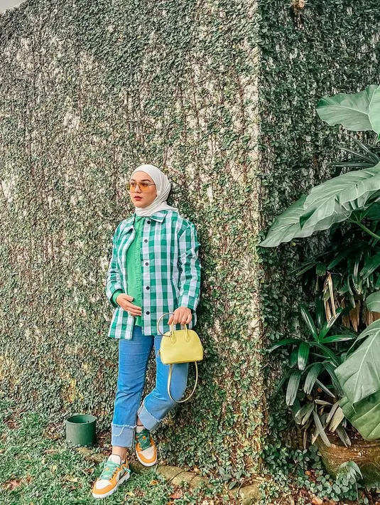 <p>Sesekali menggunakan celana pun tak masalah. Padukan jeans dengan ukuran tepat dan outer untuk gaya fresh. [Instagram/_irishbella_] Penulis: Mufiidaanaiilaa A.S</p>