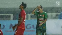 Pemain tengah PS TNI, Erwin Ramdani (kanan) memegang kepala saat gagal mencetak gol ke gawang Arema FC dilanjutan Liga 1 Indonesia di Stadion Pakansari, Bogor, Senin (3/7). Laga kedua tim berakhir imbang 0-0. (Liputan6.com/Helmi Fithriansyah)