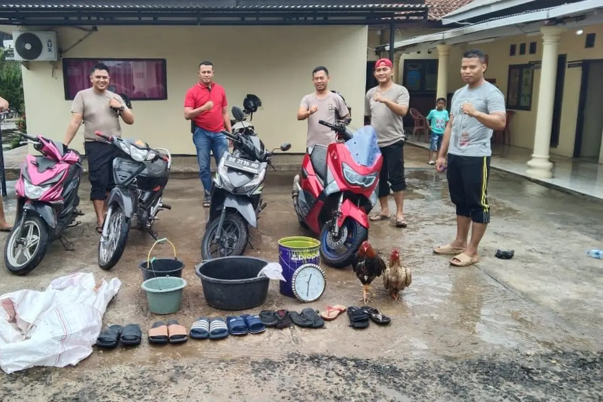 Personel Polsek Batanghari Nuban menunjukkan sejumlah barang bukti hasil penggerebekan judi sabung ayam