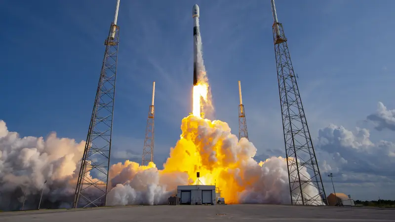 Roket Falcon 9 dari SpaceX mengudara dengan membawa Satelit Satria-1