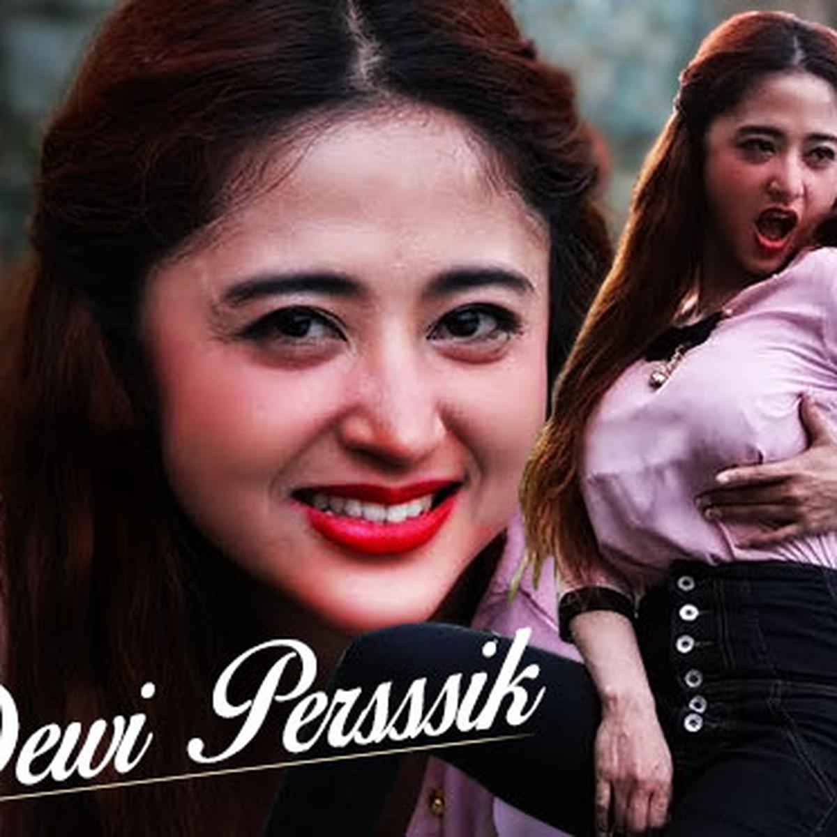 Unique: foto topless dewi persik telanjang dada.