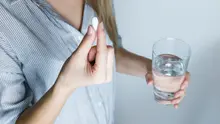 Ilustrasi Meminum Obat Tidur (Foto oleh JESHOOTS.com dari Pexels).