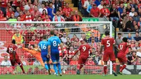 Kiper Arsenal, Petr Cech gagal menghalau sundulan penyerang Liverpool , Roberto Firmino pada lanjutan Liga Inggris di Anfield, Liverpool, Inggris (27/8). Liverpool menang atas Arsenal dengan skor 4-0. (Peter Byrne/PA via AP)