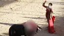 Ekspresi seorang matador setelah menikamkan pedangnya kepada seekor banteng dalam pertandingan manusia melawan banteng di Tijuana, Meksiko, Minggu (8/4). Tradisi ini sudah berlangsung selama 500 tahun. (Mario Tama/Getty Images/AFP)