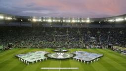 Pertunjukan koreografi sebelum laga final UEFA Conference League 2024/2025 antara Real Betis melawan Chelsea di Tarczynski Arena, Wroclaw, Polandia, Kamis (29/05/2025) dini hari WIB. (AFP/Wojtek Radwanski)
