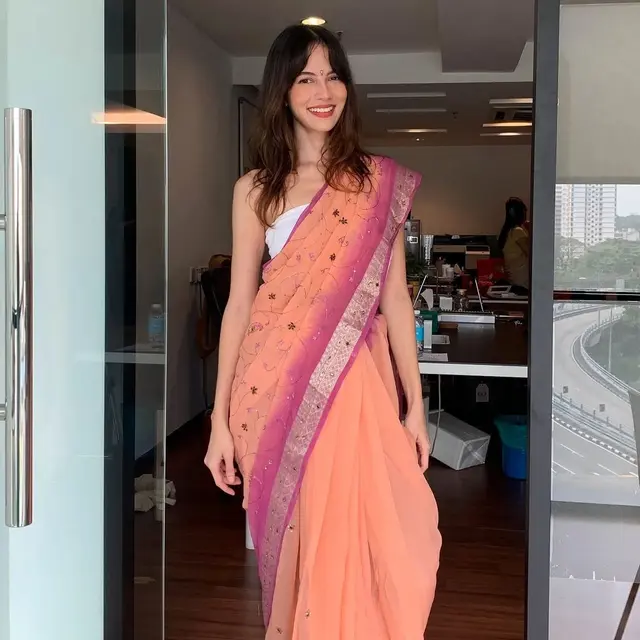 Juria Hartmans Pakai Kain Sari