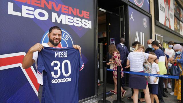 Foto: Berkah Kedatangan Lionel Messi ke PSG, Jersey La Pulga Ludes Diborong Fans