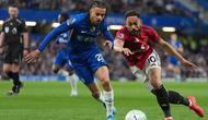 Duel perebutan bola Matheus Cunha dan Malo Gusto dalam laga Liga Inggris antara Chelsea vs Manchester United di Stamford Bridge, 19 April 2026. (AP Photo/Kirsty Wigglesworth)