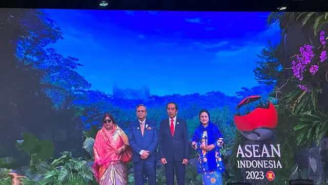 Presiden Jokowi dan Ibu Iriana menyambut Presiden Bangladesh Mohammed Shahabuddin dan istri Rebecca Sultana sebelum KTT ke-43 ASEAN dimulai di Plenary Hall, JCC, Jakarta, Selasa (5/9/2023). (Liputan6/Benedikta Miranti)