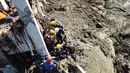 Upaya pencarian dan pertolongan masih berlangsung di berbagai titik terdampak. Tampak dalam foto, tim penyelamat mengevakuasi jenazah korban banjir di Padang Panjang, Sumatera Barat, Senin 1 Desember 2025. (AP Photo/Ali Nayaka)