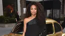 Musikus sekaligus selebriti Ciara berpose dengan mobil kodok berwarna emas saat peluncuran Shine Collection Pandora Jewelry di New York City (14/3). (Bryan Bedder/Getty Images/AFP)