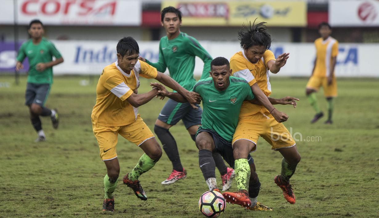Striker Timnas Indonesia U-22, Yabes Roni Malaifani, berusaha melewati pemain PS Badung pada laga uji coba di Stadion Kapten I Wayan Dipta, Bali, Senin (10/7/2017). Timnas U-22 menang 6-1 atas PS Badung. (Bola.com/Vitalis Yogi Trisna)