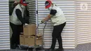 Tim penyidik juga mengamankan sejumlah catatan atau dokumen yang berkaitan dengan dugaan "patok harga" untuk posisi strategis di tingkat pemerintahan desa. Tampak dalam foto, petugas membawa tumpukan uang barang bukti Operasi Tangkap Tangan (OTT) Bupati Pati Sudewo di Gedung Merah Putih Komisi Pemberantasan Korupsi (KPK), Jakarta, Selasa (20/1/2026). (Liputan6.com/Helmi Fithriansyah)