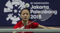 Pebulutangkis Indonesia, Fitriani, saat melawan wakil Hong Kong, Yip Pui Yin, pada laga Asian Games di Istora Senayan, Jakarta, Minggu (19/8/2018). Tim beregu putri Indonesia memastikan kemenangan atas Hong Kong 3-0. (Bola.com/Vitalis Yogi Trisna)