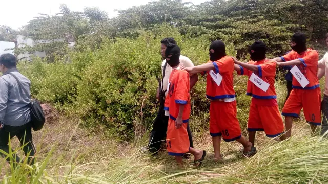 Rekonstruksi Kasus Cemburu Maut Pemuda Desa di Sidoarjo