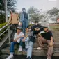 Para remaja dari berbagai daerah di pinggiran Jakarta berpose di Taman Sudirman, Jakarta, Rabu (6/7/2022). Tempat ini viral karena jadi ajang adu fashion anak Citayam, Bekasi hingga Bojong Gede. Mereka mengenakan kemeja flanel oversize, celana model 90-an seperti boot cut
atau cutbray, sneakers klasik, dan topi. (Liputan6.com/Faizal Fanani)