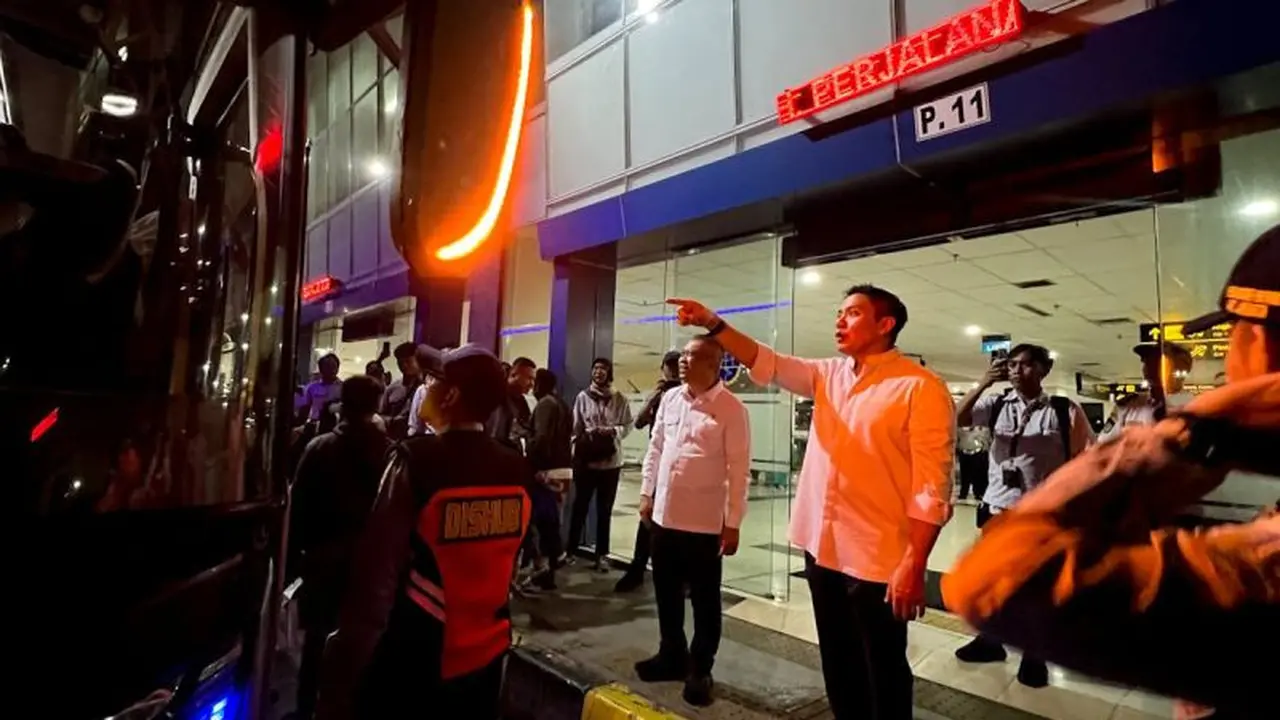 Menteri Perhubungan Dudy Purwagandhi bersama Sekretaris Kabinet (Seskab) Teddy Indra Wijaya meninjau arus balik Lebaran 1447 Hijriah di Terminal Bus Terpadu Pulo Gebang, Jakarta Timur, Rabu (25/3/2026) dini hari. (Antara)