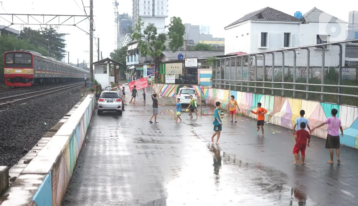 Anak-anak bermain sepak bola di sekitar kawasan Depok, Jawa Barat, Kamis (16/4/2020). Kurangnya sanksi tegas membuat sebagian warga Depok bebas berkeliaran untuk bersosialisasi, meskipun saat ini sedang diberlakukan PSBB untuk mencegah penyebaran Covid-19. (Liputan6.com/Immanuel Antonius)