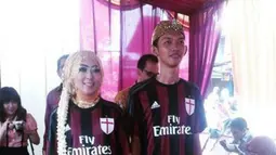 Wow, yang ini asli dari Indonesia. Dua sejoli ini nekat mengenakan jersey AC Milan saat pesta resepsi pernikahan mereka. Apa klub idolamu? Mau coba? (Twitter.com)