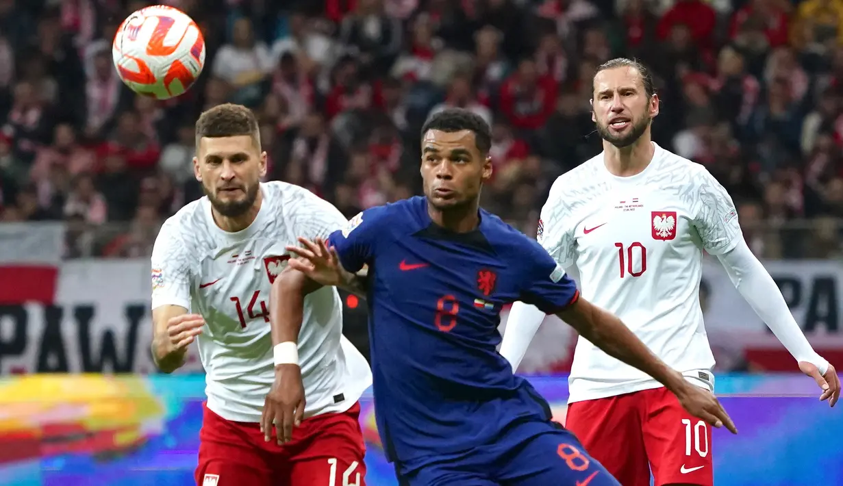 Belanda tampil dominan sejak awal pertandingan. Polandia coba menyamai tempo, tapi garis tekanan tinggi Belanda membuat Polandia kerepotan. Gol pertama Belanda kali ini datang dari aksi Cody Gakpo di menit ke-13. (AFP/Janek Skarzynski)